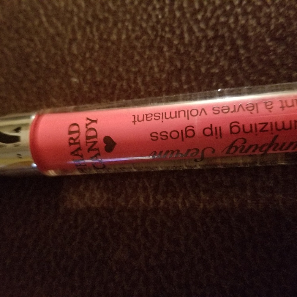 Volumizing lip gloss